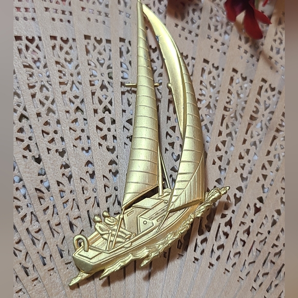 Vintage Jewelry - Gold Sailboat Brooch